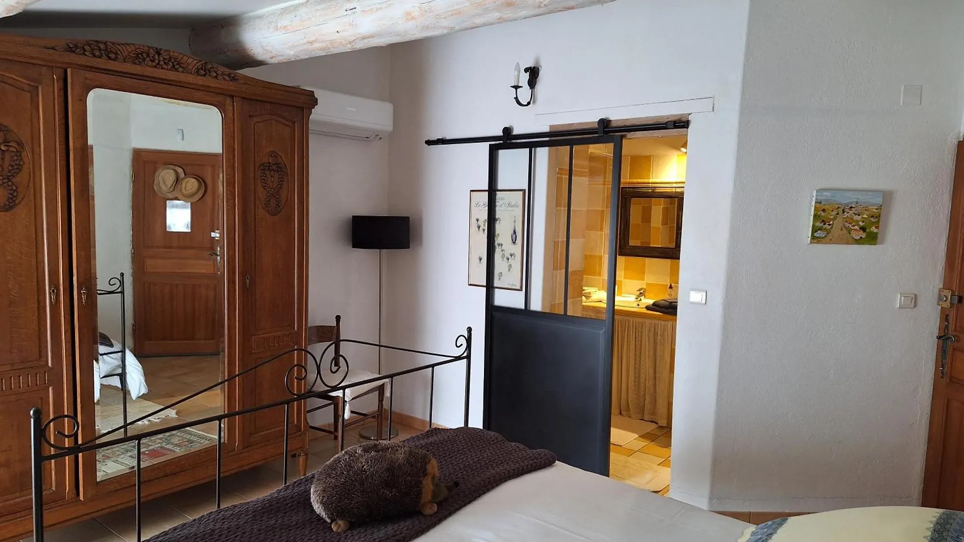 Appartement Clos des hérissons, chambre mimosa, piscine, jardin à Lauris Séjour chez l'habitant