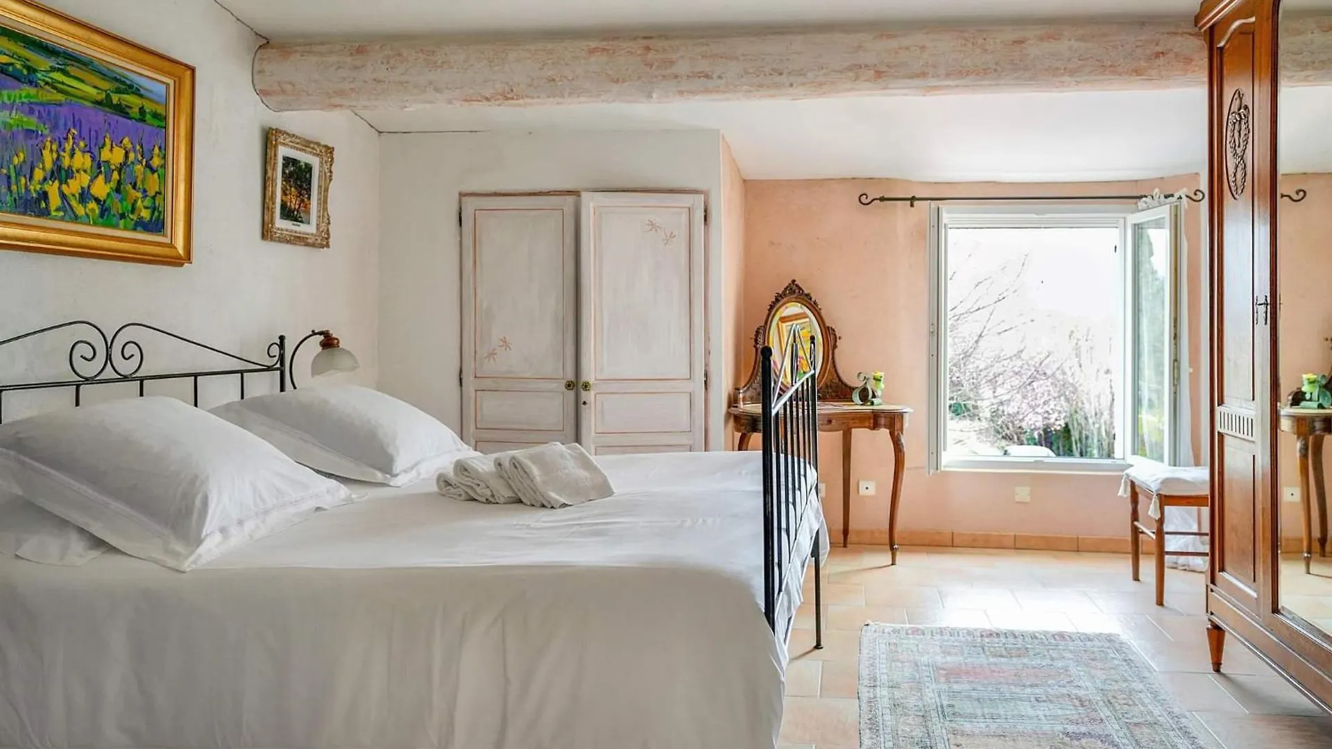 Séjour chez l'habitant Appartement Clos des hérissons, chambre mimosa, piscine, jardin à Lauris France